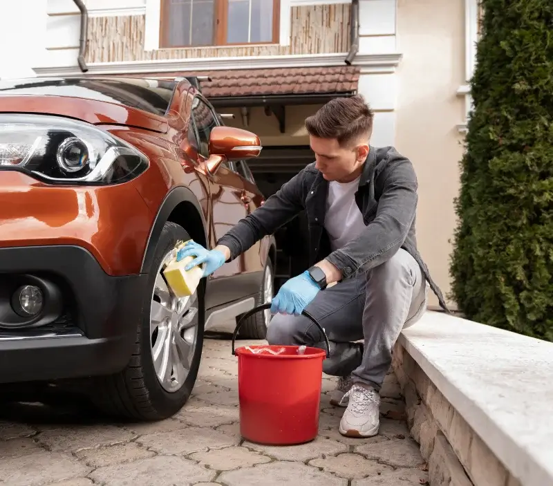 Lavage auto à domicile Cussac : professionnel intervenant sur un véhicule
